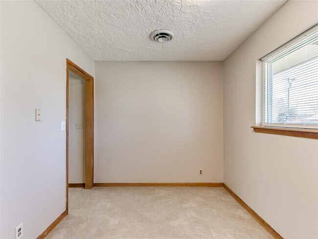 Building Photo - 214 Thompson Dr