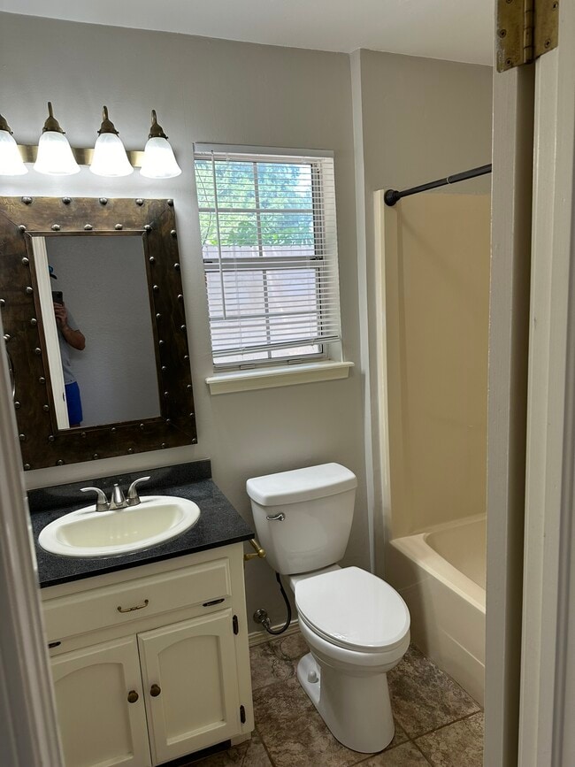 Building Photo - 525 Ridgecrest Rd