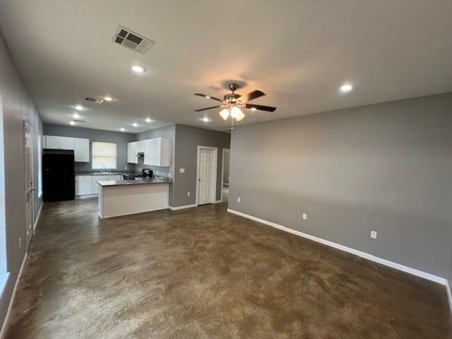 Building Photo - 2 Bedroom 1 Bath Apartment