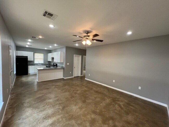 Building Photo - 513 W Lagrange St
