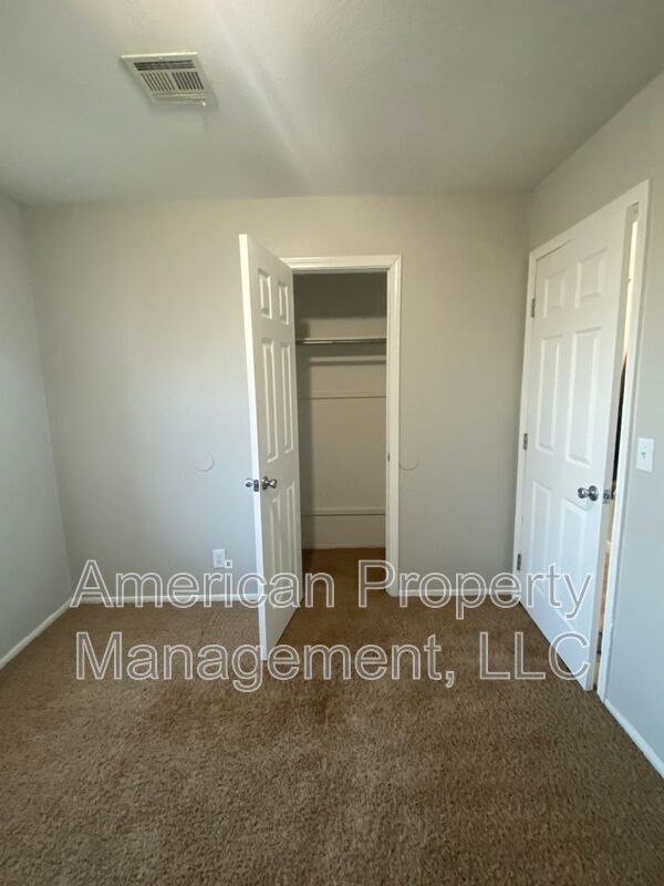 Building Photo - 1132 N Hickory Dr