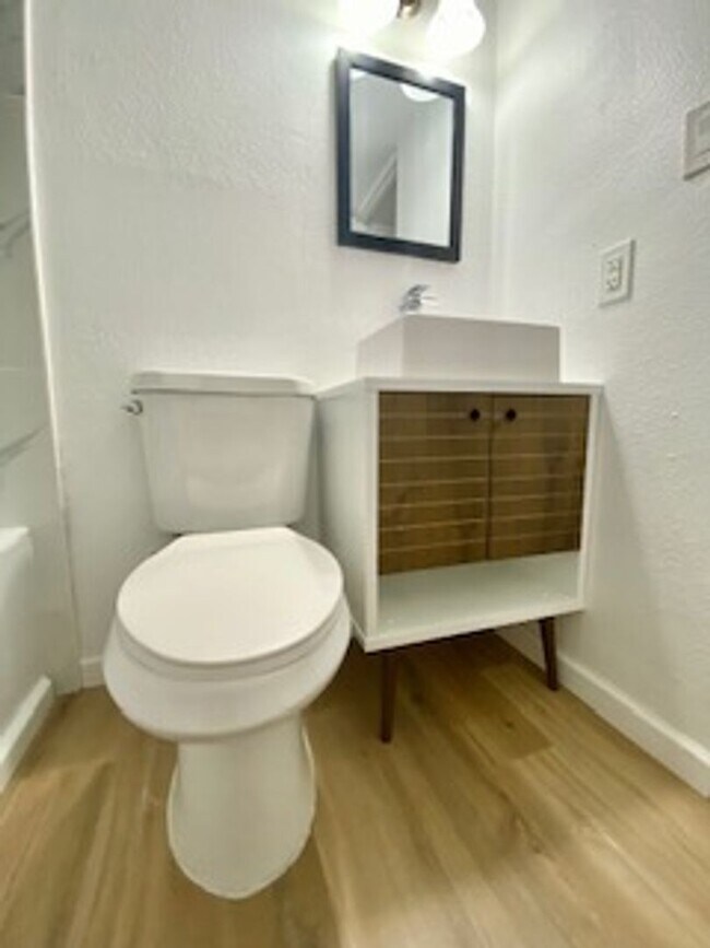 Building Photo - 4 bed 3, bath with connected guest house