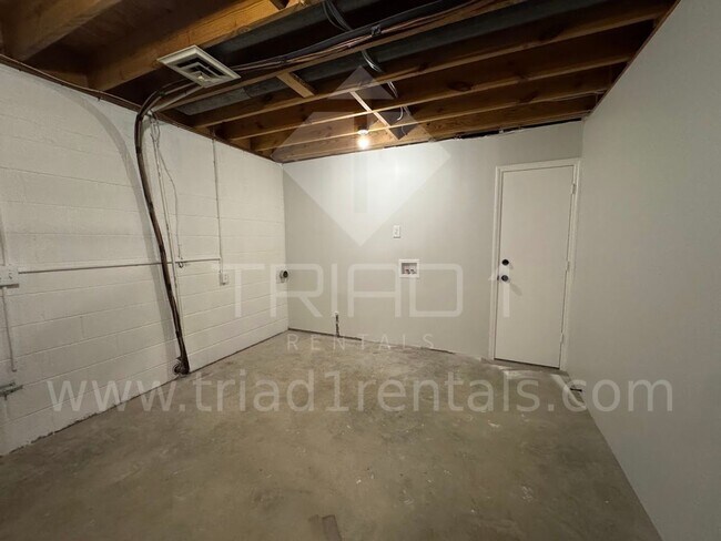 Building Photo - 2205 Hathaway Dr