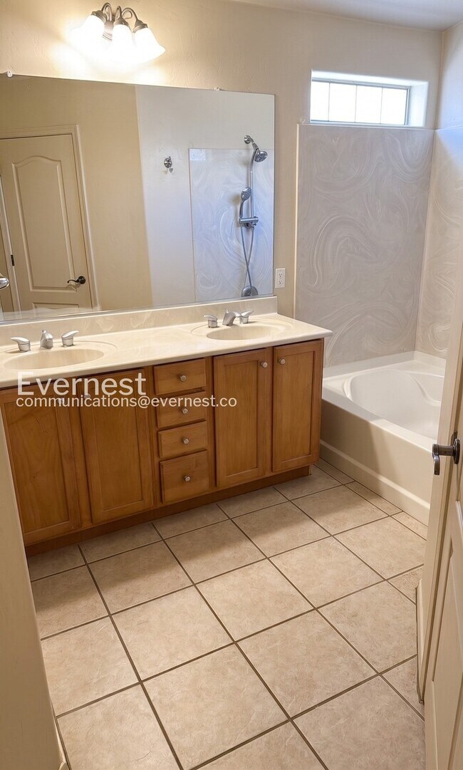 Building Photo - 3-Bed/2-Bath Home with Fenced Yard and Garage Parking/ Pet Friendly/Voucher Accepted/ Available S...
