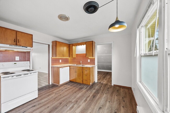 Building Photo - REMODELED Adorable upper-floor "duplex." O...