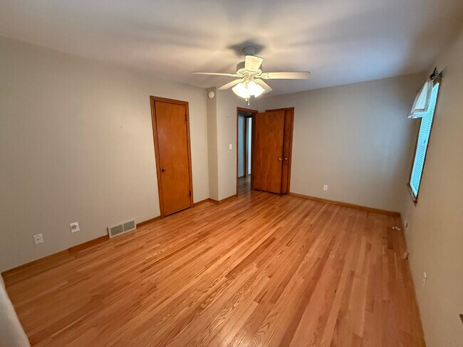 Building Photo - 6001 W 56th St
