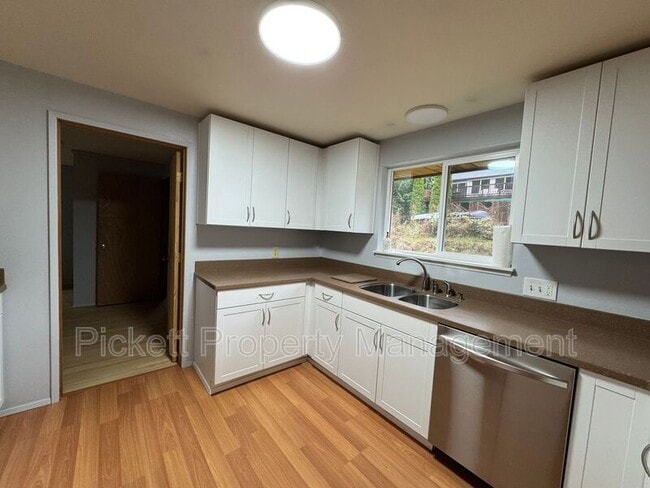 Building Photo - 3100 Armstrong Ln NE