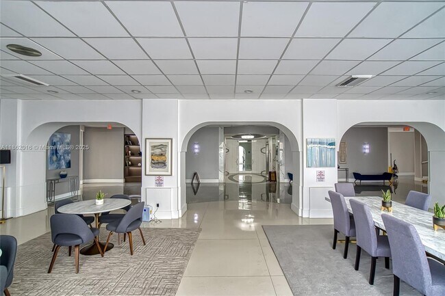 Building Photo - 3140 S Ocean Dr