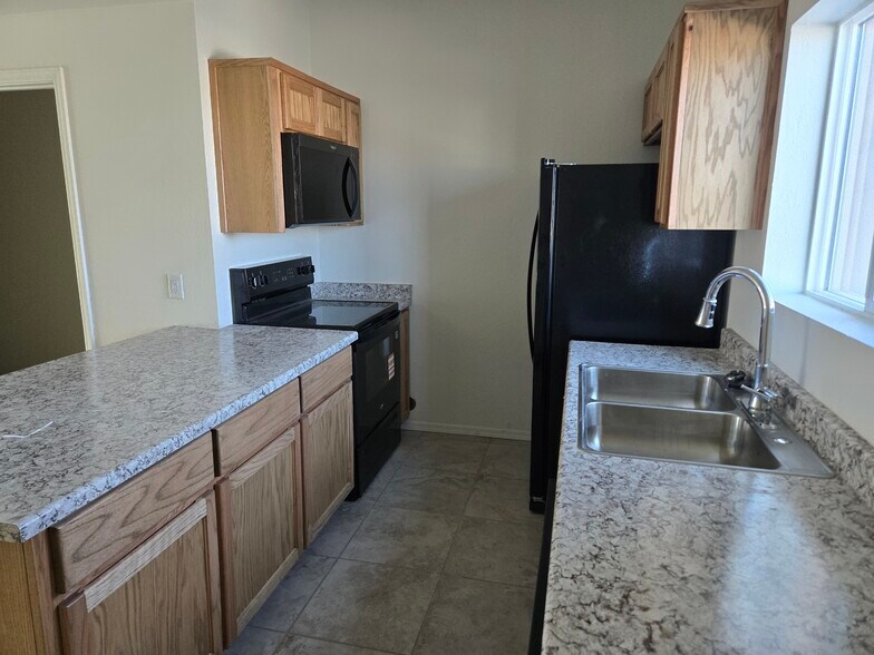 Primary Photo - 833 S Avenue A