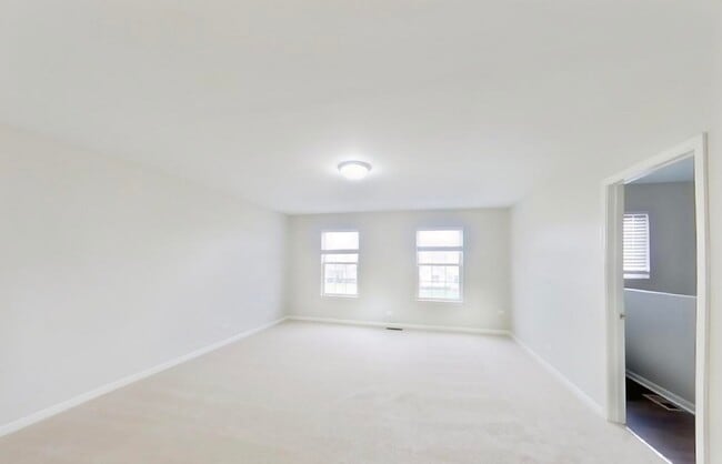 Building Photo - Available And Ready To Move In.