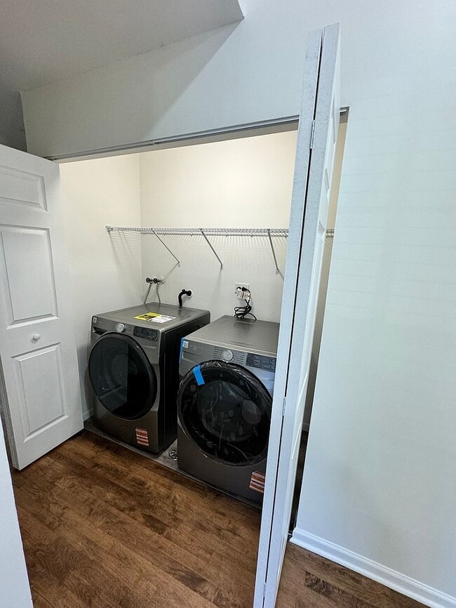 Primary Photo - 1940 Navarone Dr