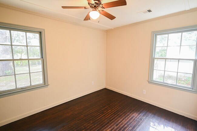 Building Photo - 350 Pineview Dr