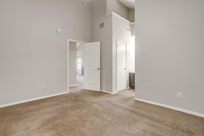 Building Photo - One Side of Very Nice Duplex S Arlington- ...