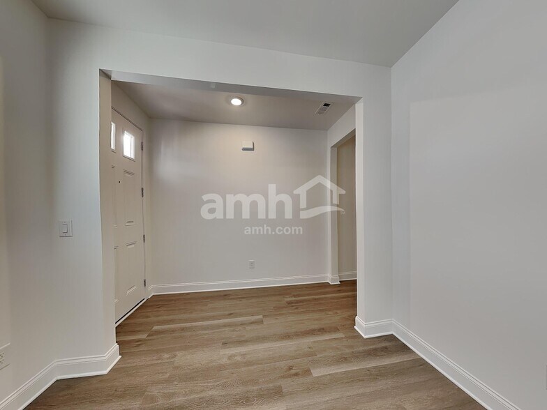 Building Photo - 394 Pointe Dr