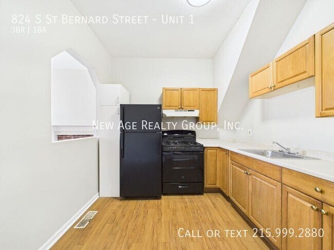 Building Photo - Large 3 bedroom, 1 bathroom apartment loca...