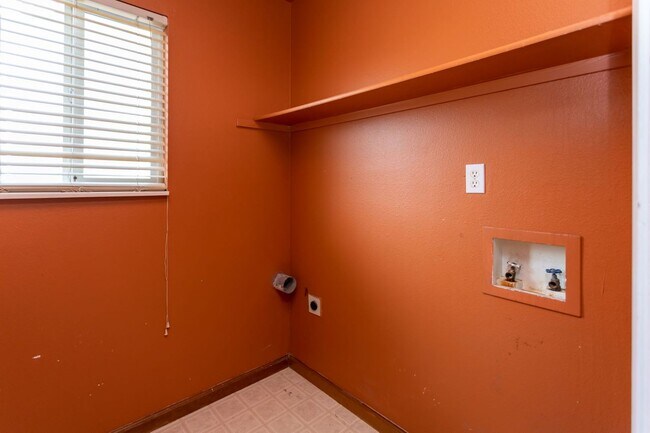 Building Photo - 1130 Pond Side Dr