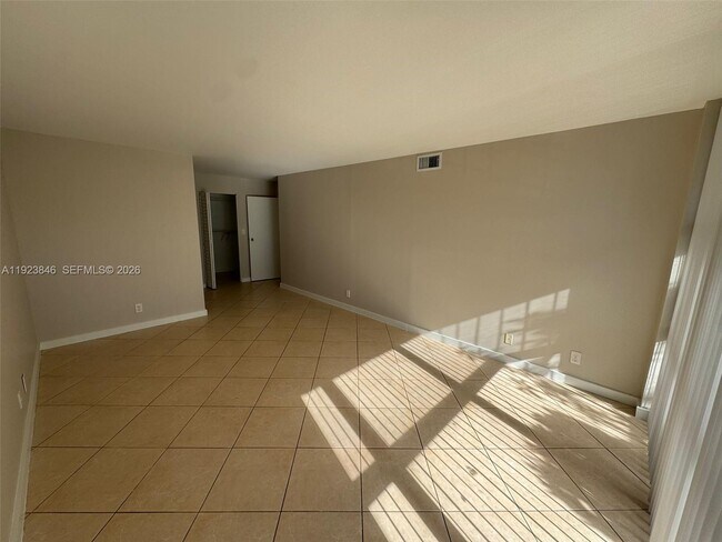 Building Photo - 800 Parkview Dr