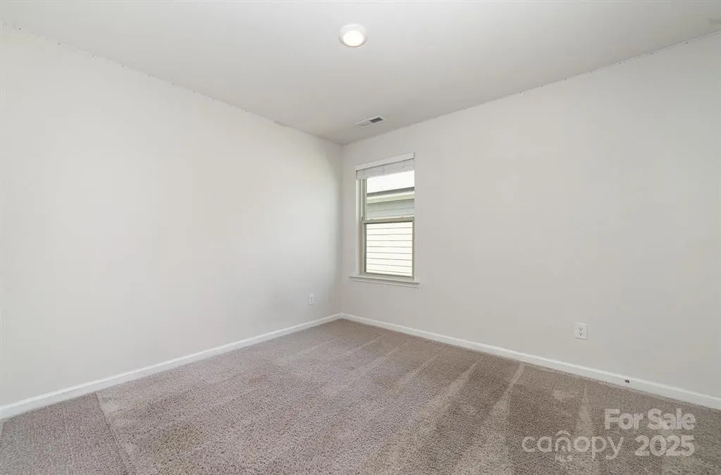 Building Photo - Room in House on Eastcott Ave