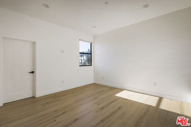 Building Photo - 2651 Vineyard Ave