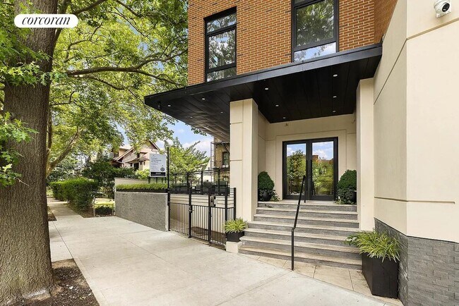 Building Photo - 585 Argyle Rd