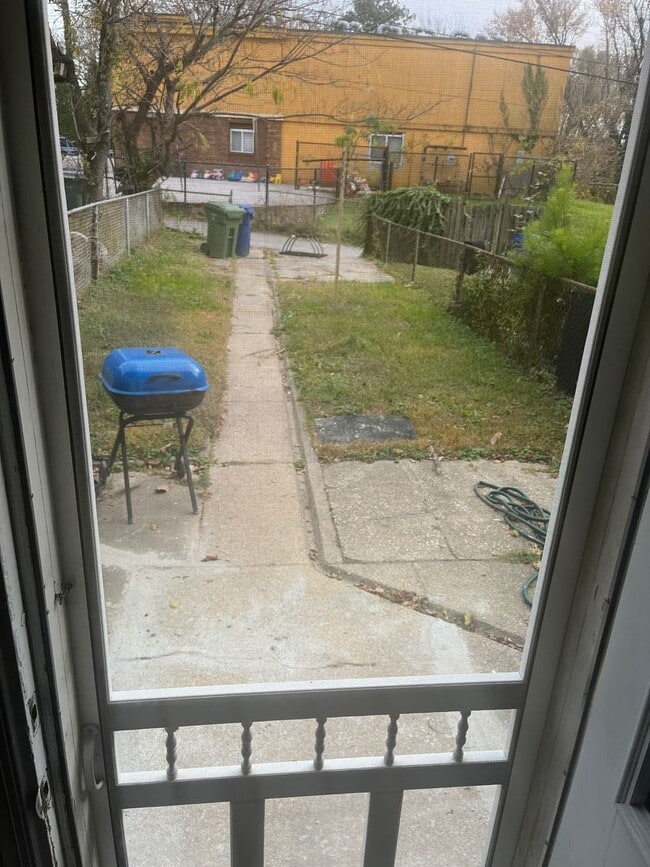 Building Photo - 3bed 1.5 Bathroom Townhome located 4353 Ro...