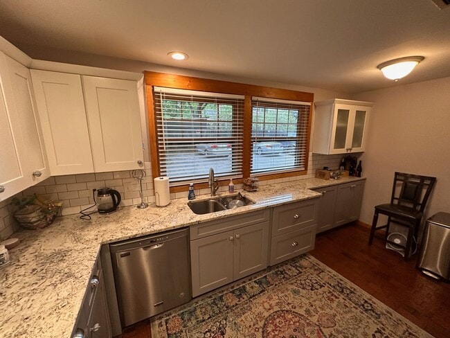 Building Photo - Cute 3/2.5 Townhome Near Downtown Durham