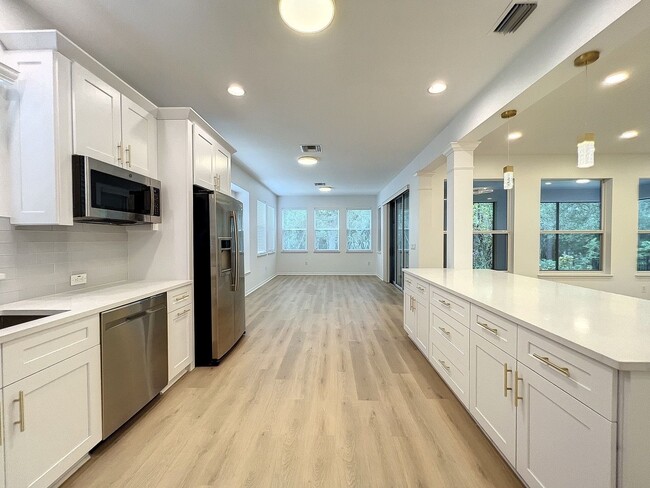 Building Photo - Beautifully Renovated Home in Tampa Palms ...