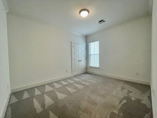 Building Photo - 9135 Southlawn Dr