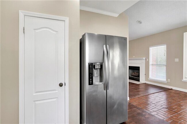 Building Photo - 708 Monarch Dr W