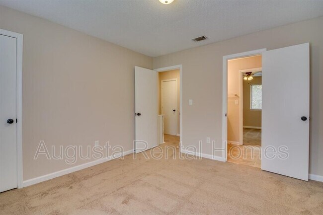 Building Photo - 3508 Woodlake Rd