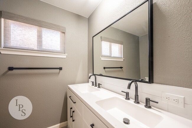 Building Photo - Fresno Eastside Home, 3BR/2BA, Near CSUF –...