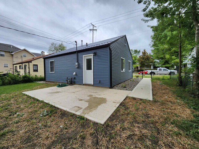 Building Photo - 424 Nussbaum Ave