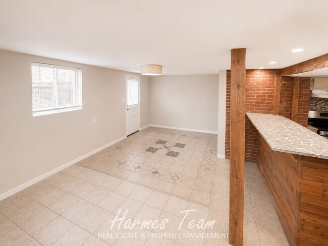 Building Photo - Spacious Basement Apartment with Private Entrance, Full Kitchen & In-Unit Laundry