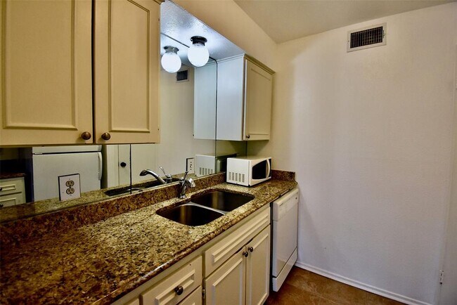 Building Photo - 4810 McKinney Ave