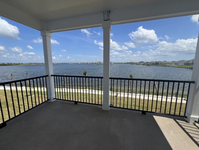 Building Photo - 3900 Lakeshore Blvd E