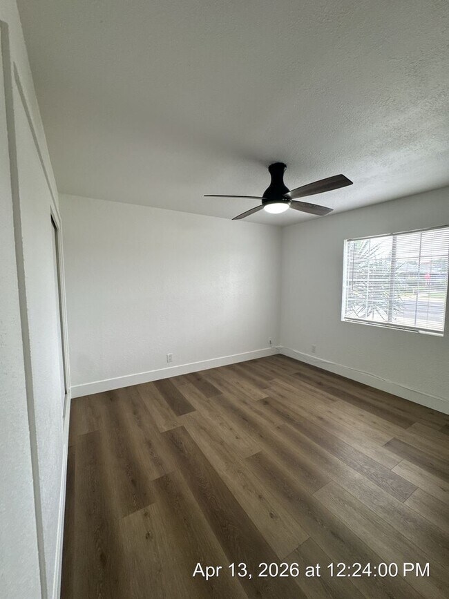 Building Photo - Dinuba Home! Available Now !