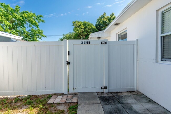 Building Photo - 214 NE 11th St