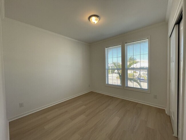 Building Photo - 966 E Montego Ave