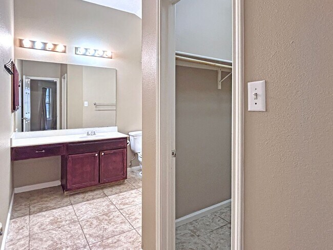Building Photo - Charming 3-Bedroom Home in Great Northwest with Fireplace & Shaded Backyard