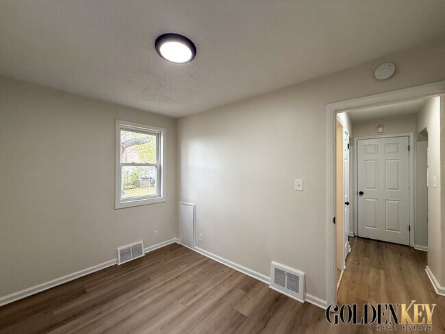 Building Photo - 3 Bed 1 Bath Lincoln Park Home