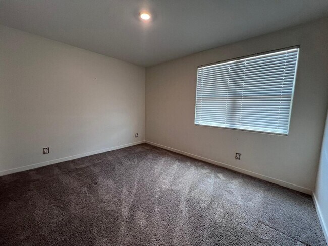 Building Photo - 1152 E Newland Dr