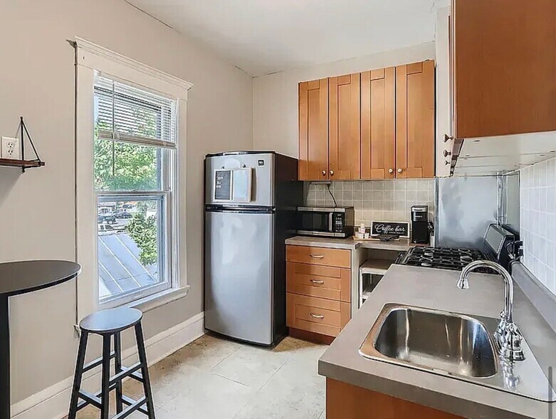 Building Photo - 953 24th Ave NE