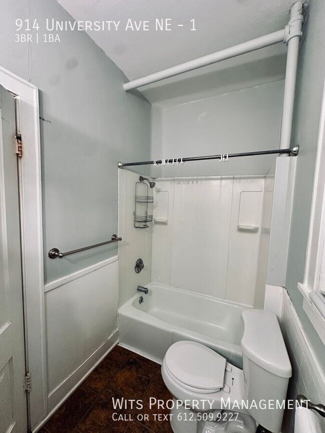 Building Photo - 914 University Ave NE