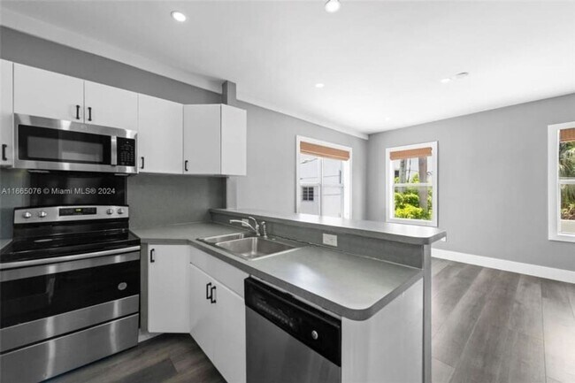 Building Photo - Charming 2BR Townhome in Miami Beach