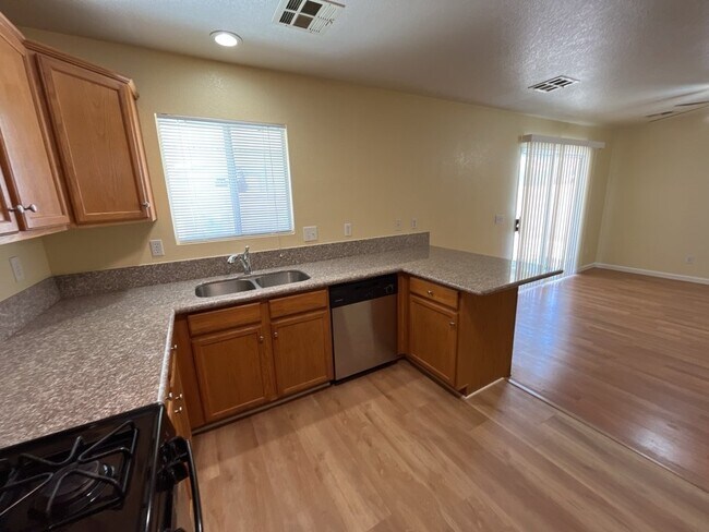 Building Photo - Experience luxurious living in this stunning 4-bedroom, 2.5-bathroom house