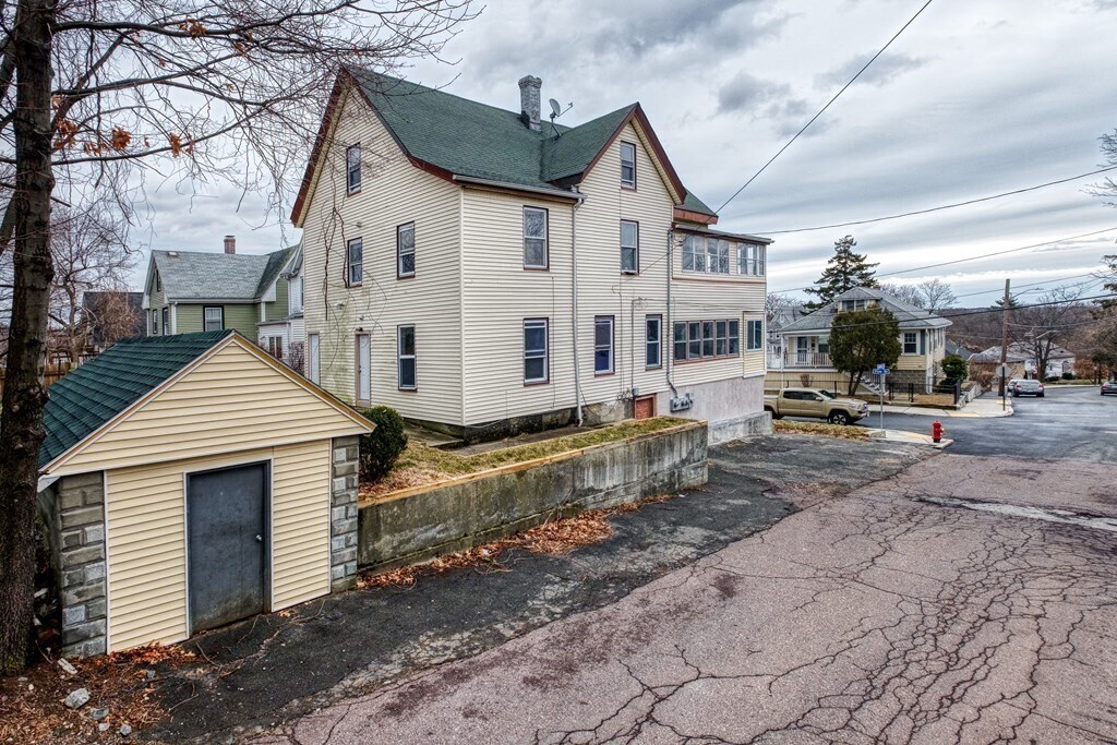 Building Photo - 92 Pine St