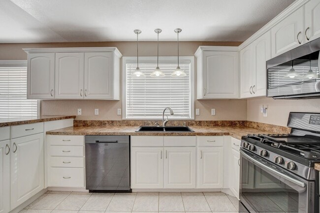 Building Photo - Spacious 4-Bedroom Home in Prime Location!