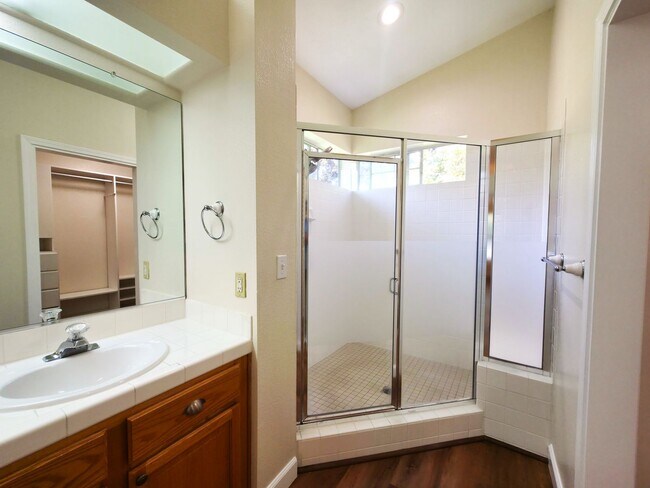 Building Photo - Beautifully Updated 3 Bedroom 2 Bath Updated Home in Lakeridge Springs with Included Yard Care