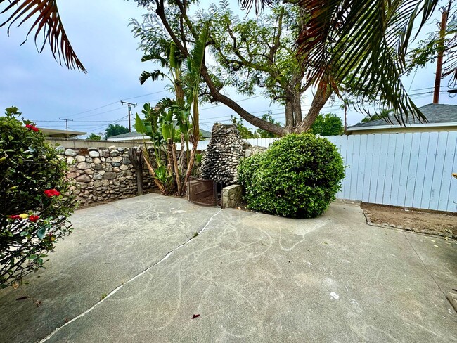 Building Photo - Charming 2 Bedroom Home Near Olivedale Par...