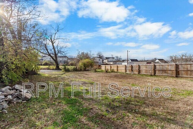 Building Photo - 1405 14th Ave N